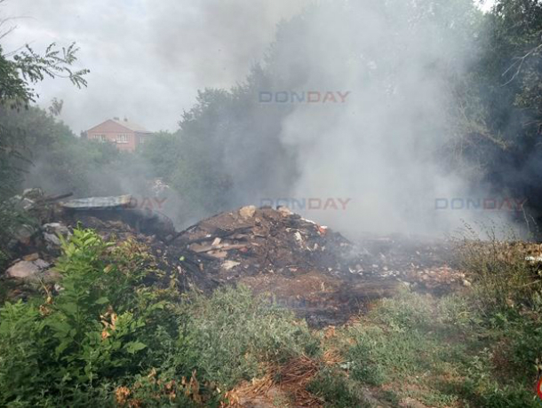 Одна из несанкционированных свалок Новочеркасска загорелась