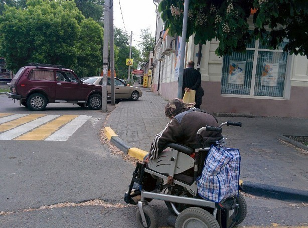 Жители Новочеркасска пожаловались на отсутствие съездов для инвалидов