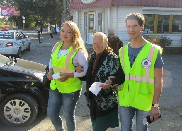 В Новочеркасске студенты помгали пожилым прохожим перейти дорогу