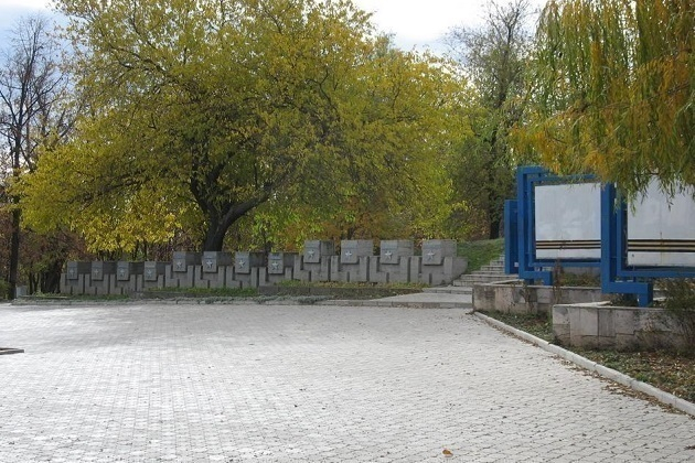 В Новочеркасске начали огораживать забором Александровский сад