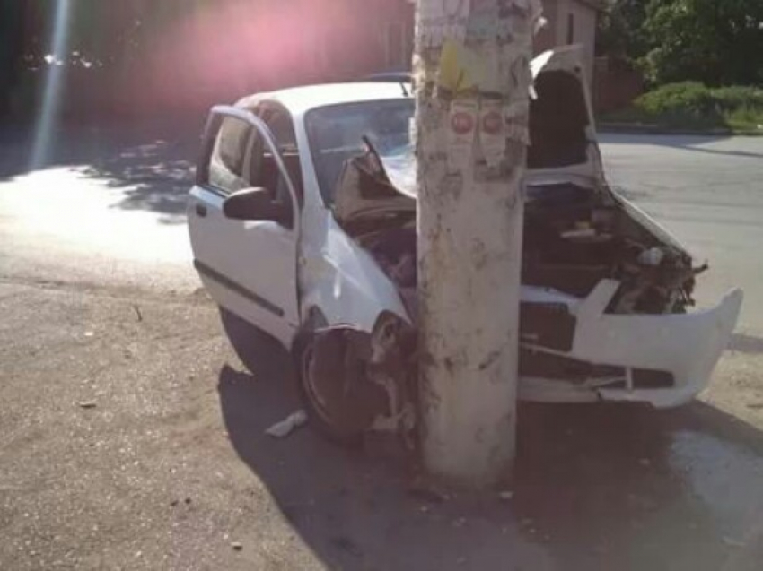Получивший пулю в окно водитель врезался в столб в Новочеркасске