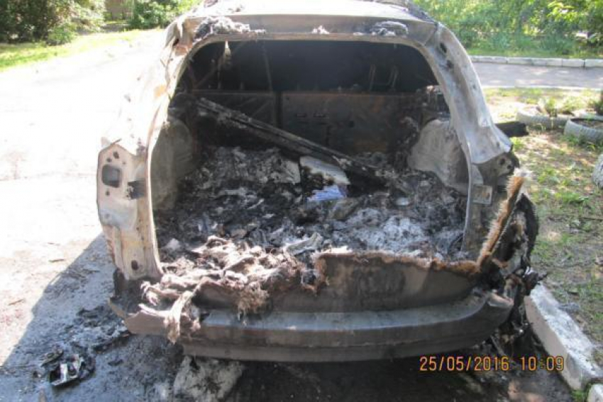 Неизвестные подожгли автомобиль на улице Щорса