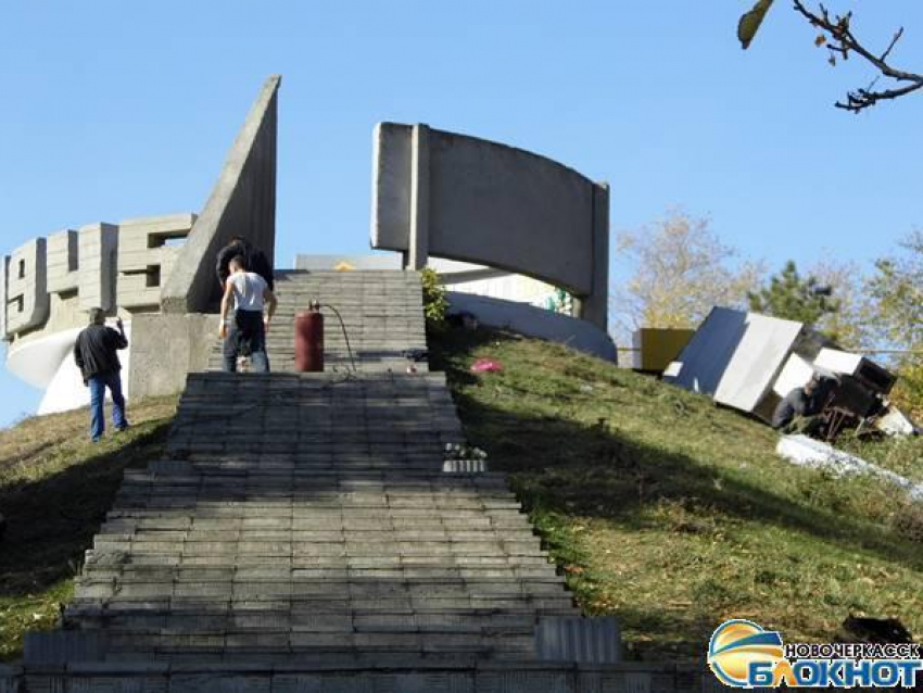 В Новочеркасске упала стела, установленная в память о Великой Победе 1945 года