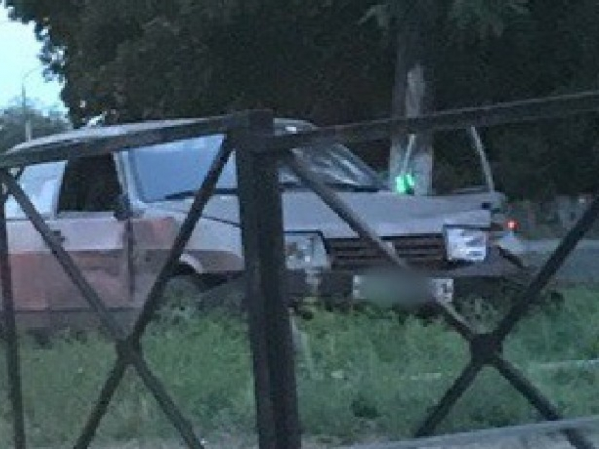 Лихач на «девяносто девятой» сбил пешеходный светофор в Новочеркасске