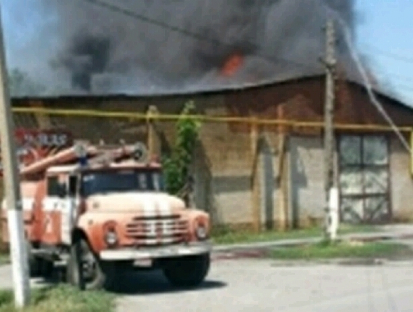 Мебельный цех с грузовым автомобилем сгорели под Новочеркасском