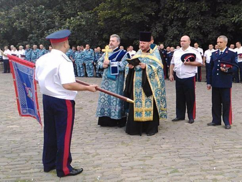 Более ста казаков приняли участие в освящении окружного знамени в Новочеркасске