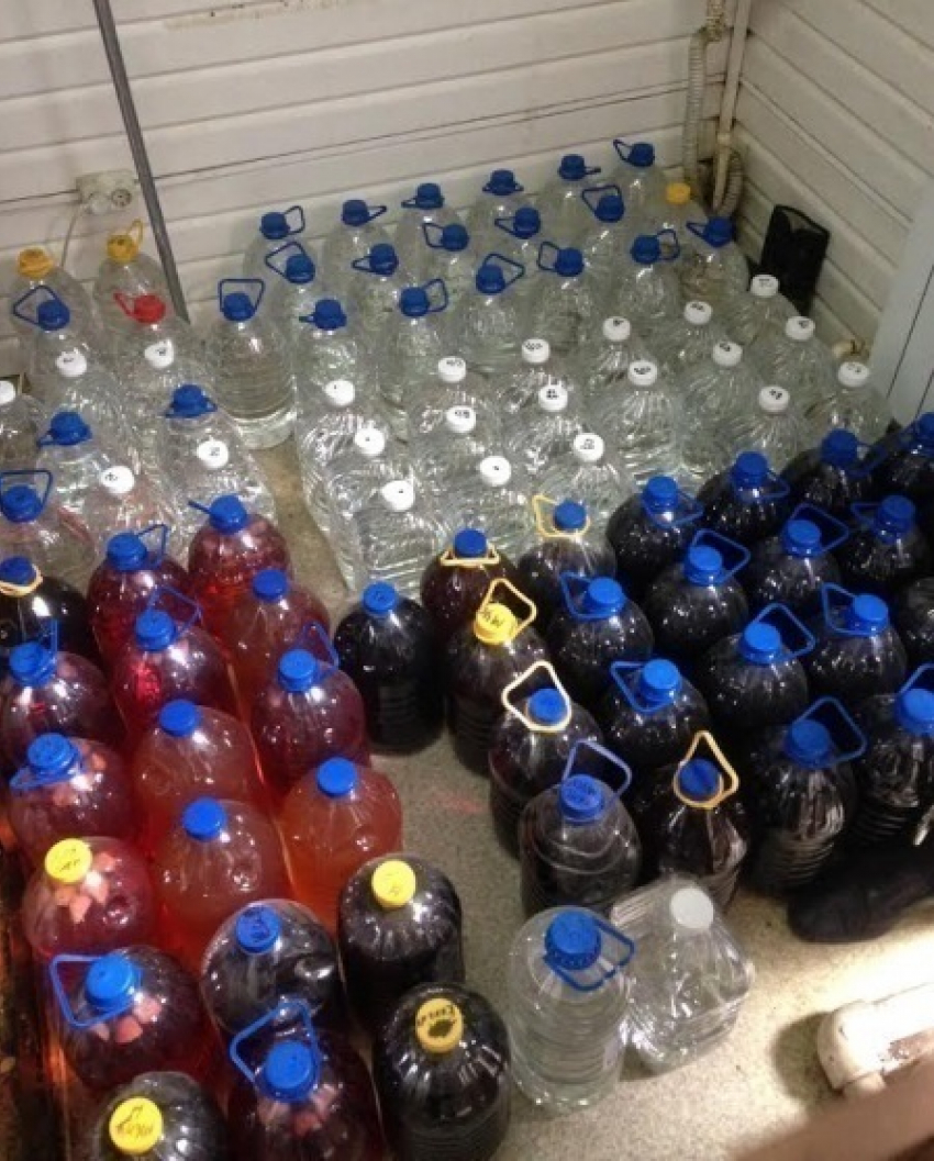 На рынке под Новочеркасском женщина продавала 850 литров «алкогольной жидкости»