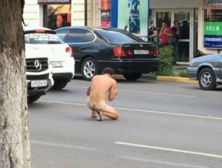 Голый мужчина в невменяемом состоянии метался по центральной улице Новочеркасска
