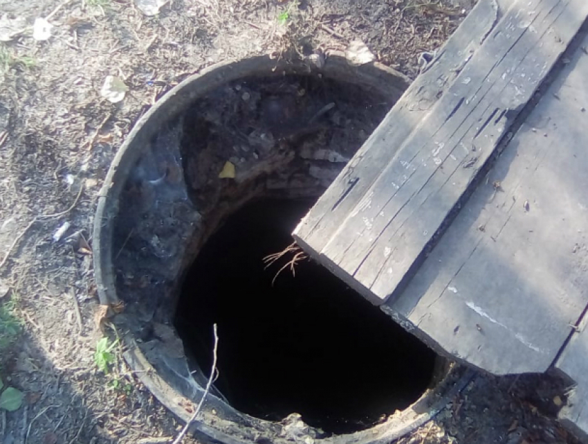 На детской площадке в переулке Магнитном Новочеркасска «разверзлась пасть» канализационного люка