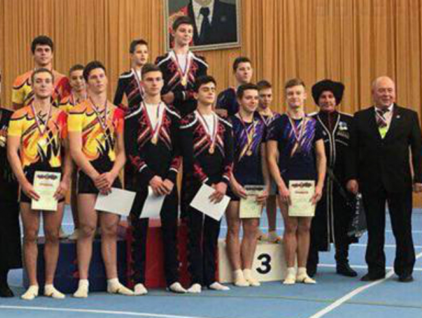 Новочеркасские акробаты завоевали пять медалей на чемпионате ЮФО