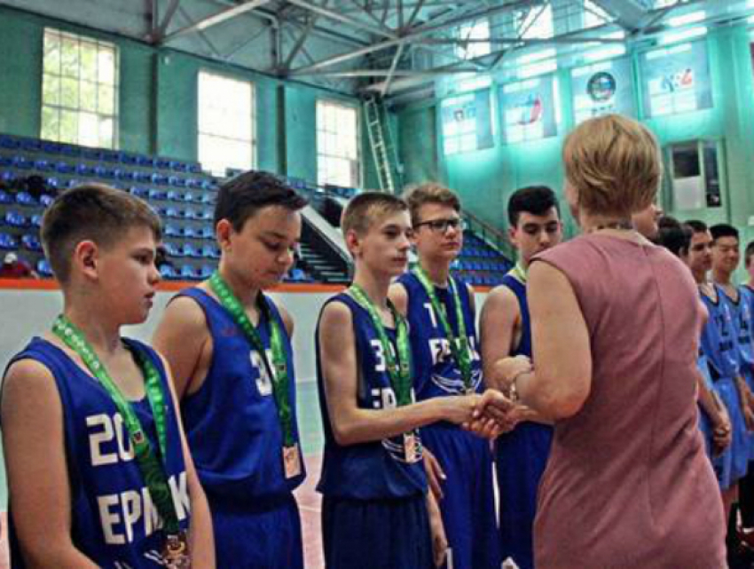 Баскетболисты новочеркасского «Ермака» стали бронзовыми призерами чемпионата области
