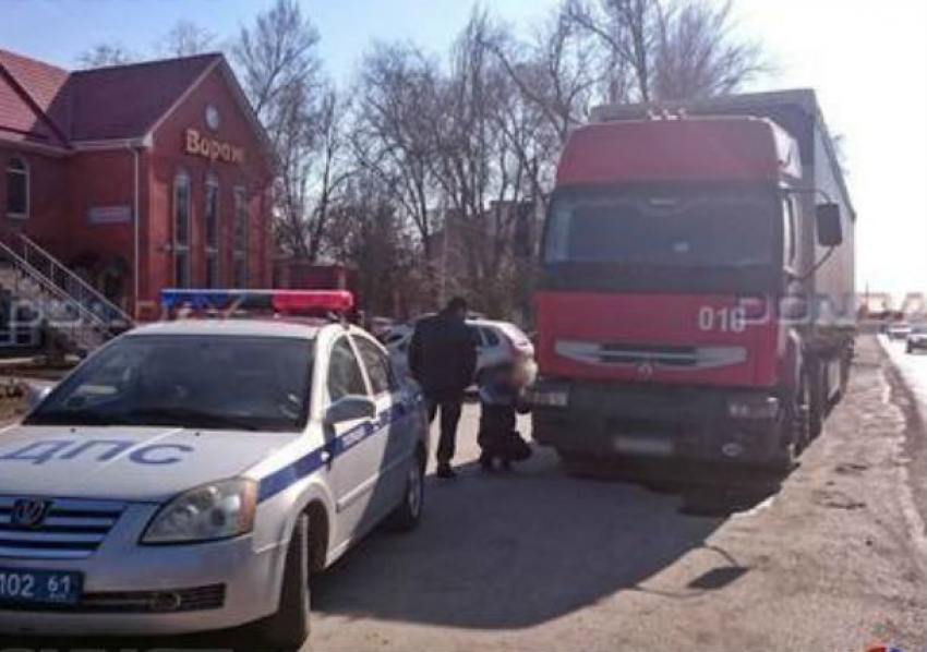 Последствия тарана фуры военнослужащим на иномарке под Новочеркасском сняли на фото