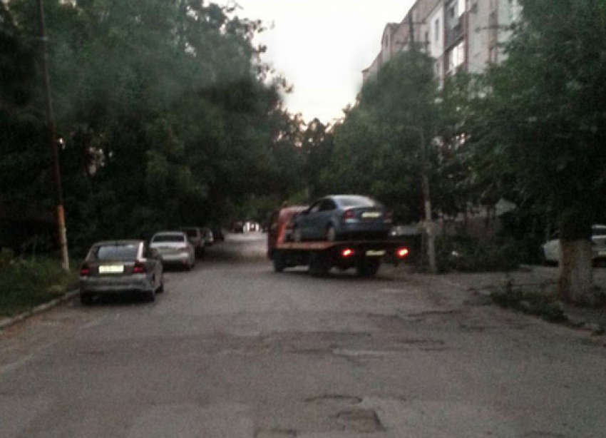 В Новочеркасске «Форд» сбил мемориальную плиту на Севастопольской и «уехал» на эвакуаторе