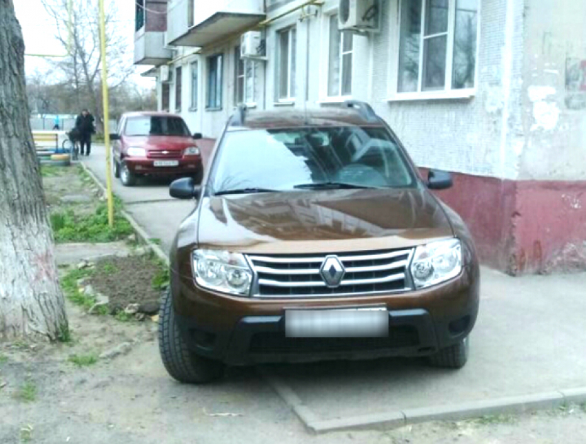 Автохамы внаглую перегородили тротуар на улице Грушевской в Новочеркасске