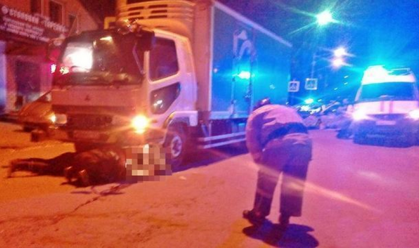Под Новочеркасском двое пешеходов угодили под машину, один погиб