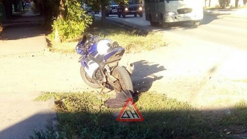 Водители Hyundai Accent и мотоцикла устроили аварию у школы в Новочеркасске