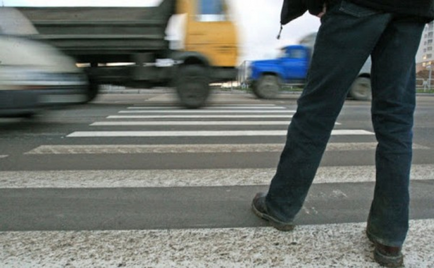 В Новочеркасске сбившая пешехода иномарка попала на видео