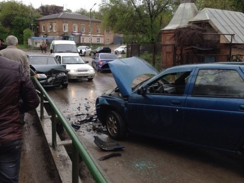 В Новочеркасске на Платовском проспекте лоб в лоб столкнулись два ВАЗа