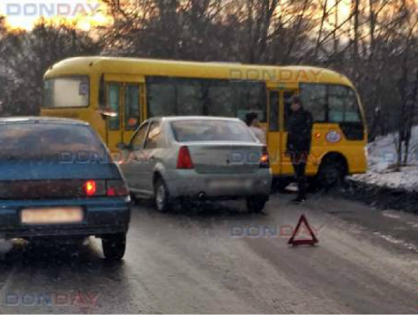 «Логан» протаранил попавшую в ДТП маршрутку в Новочеркасске