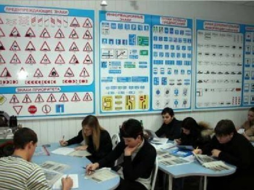 Новочеркасские старшеклассники получили возможность бесплатно изучить теорию ПДД из автошколы