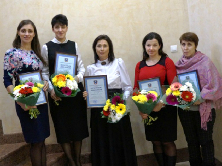 Самые достойные многодетные матери Новочеркасска получили премии губернатора