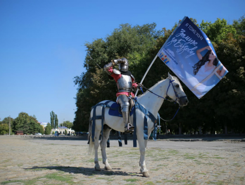 Томный рыцарь в сияющих доспехах проскакал на белом коне по улицам Новочеркасска