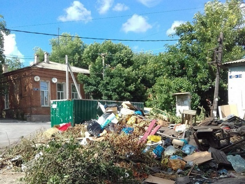Улица Богдана Хмельницкого в Новочеркасске утопает в мусоре