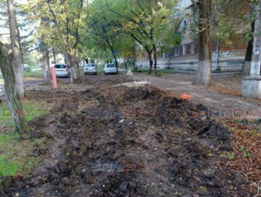 Проезд во двор и тротуар испортили коммунальщики в Новочеркасске