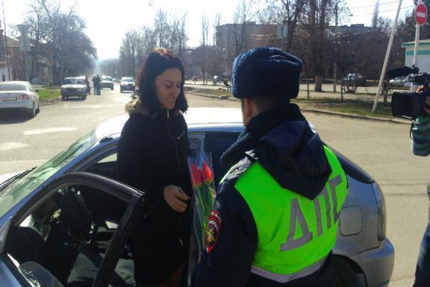 Сотрудники ОГИБДД поздравили девушек с 8 марта