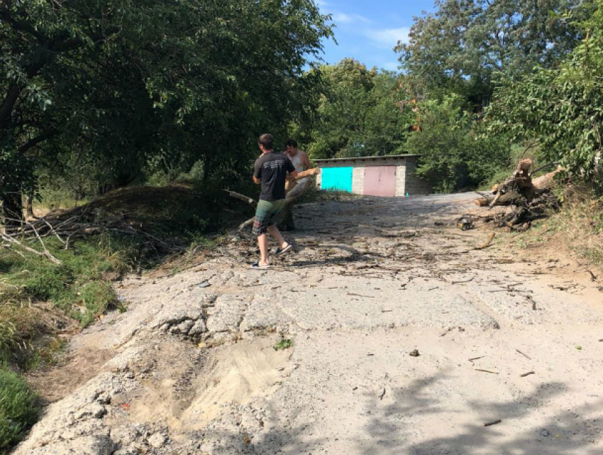 Не дождавшись помощи от коммунальщиков, жители Социалистической своими силами расчистили проезд