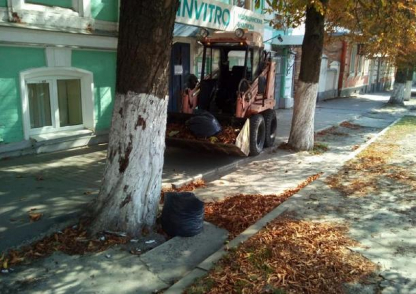 В Новочеркасске мусор из забитых ливнестоков в центре города вывозили тремя КамАЗами
