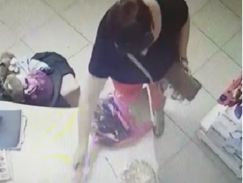 Стащившая деньги в магазине Новочеркасска воровка попала на видео