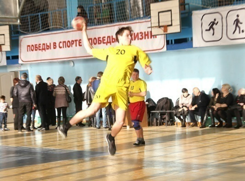 В Новочеркасске сборная НЭВЗ выиграла турнир по гандболу памяти Виктора Емяшева