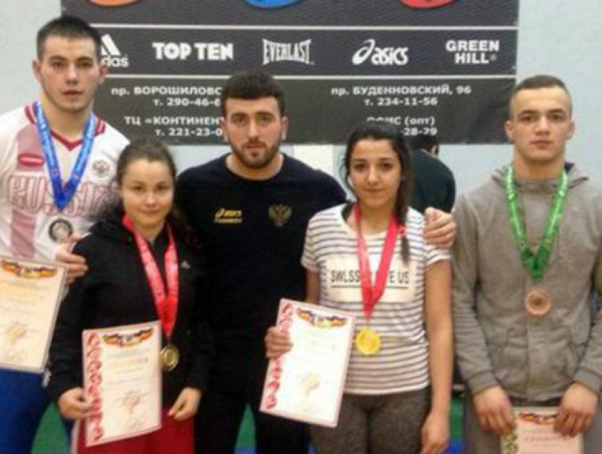 Четыре медали завоевали борцы из Новочеркасска на областном чемпионате