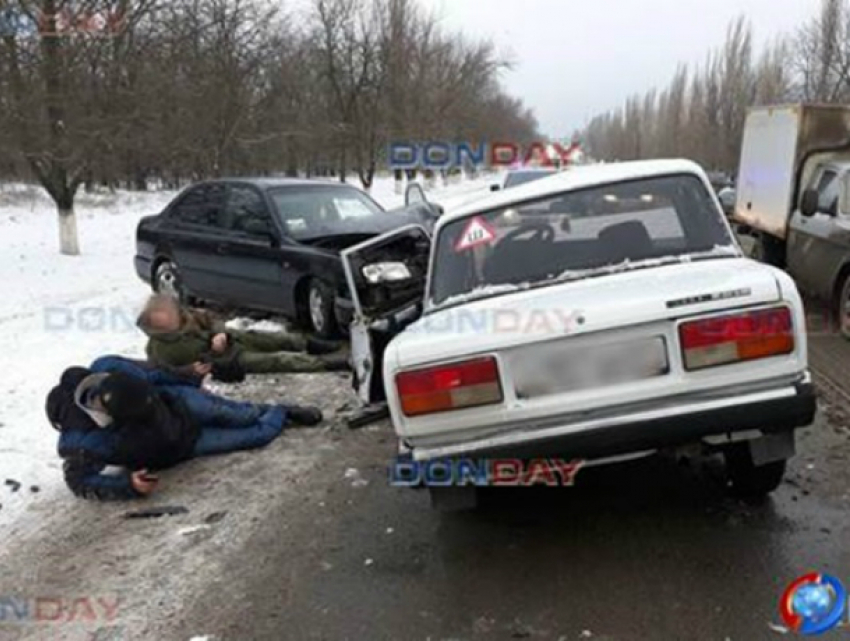 «Семерка» лоб в лоб столкнулась с «Акцентом» на трасе под Новочеркасском