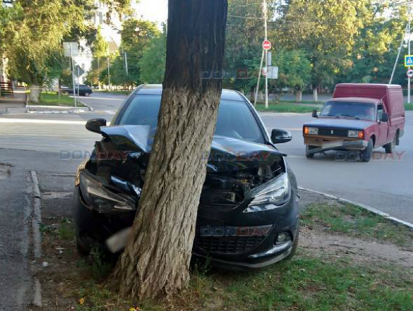 В Новочеркасске, после столкновения с «пирожком», «Опель» протаранил дерево