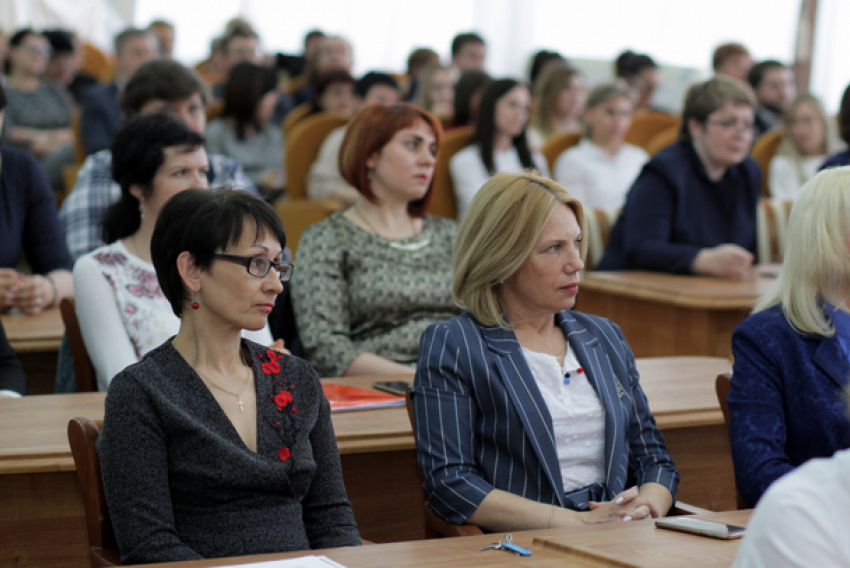 Муниципальных служащих Новочеркасска поздравили с профессиональным праздником