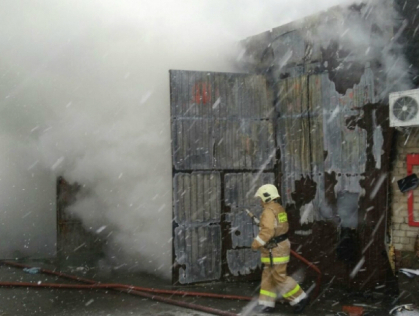 Ужасный пожар охватил ангар на улице Добролюбова в Новочеркасске