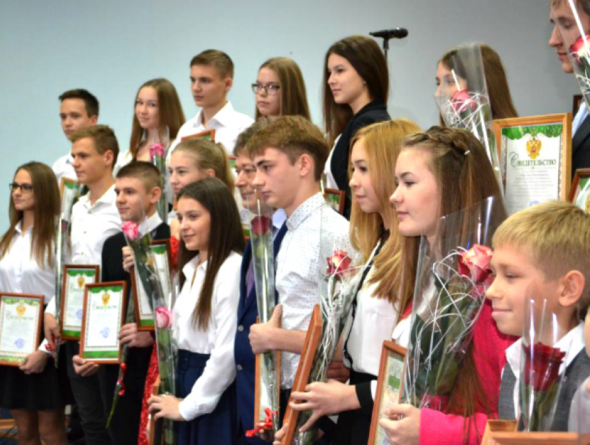 Новочеркасским школьникам вручили сертификаты на стипендию мэра