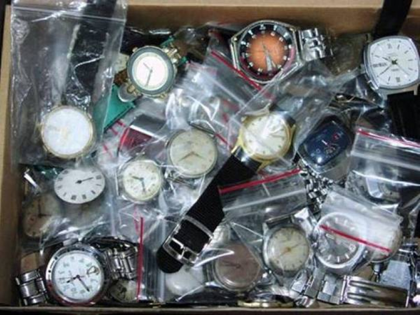 Новочеркасская предпринимательница торговала поддельными часами в Таганроге