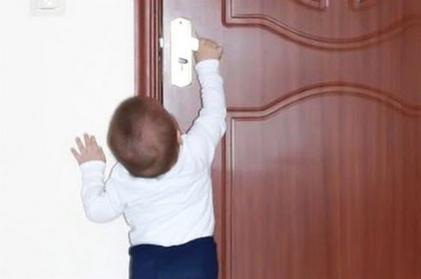 В Новочеркасске спасатели вызволили запертого в квартире ребенка