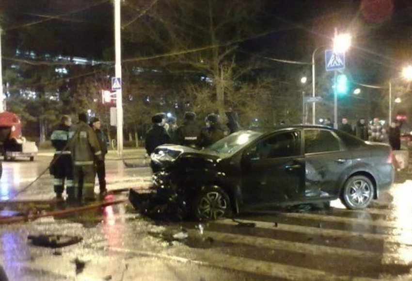В Новочеркасске проехавший на красный свет «Форд» врезался в «десятку» - госпитализирована женщина