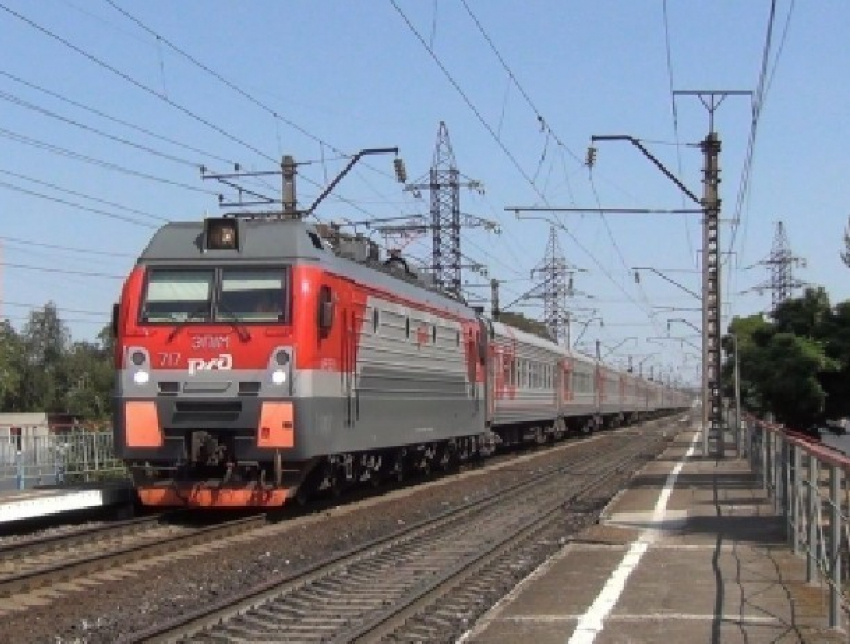 Поезд сбил насмерть 39-летнюю женщину возле платформы Мишкинская под Новочеркасском