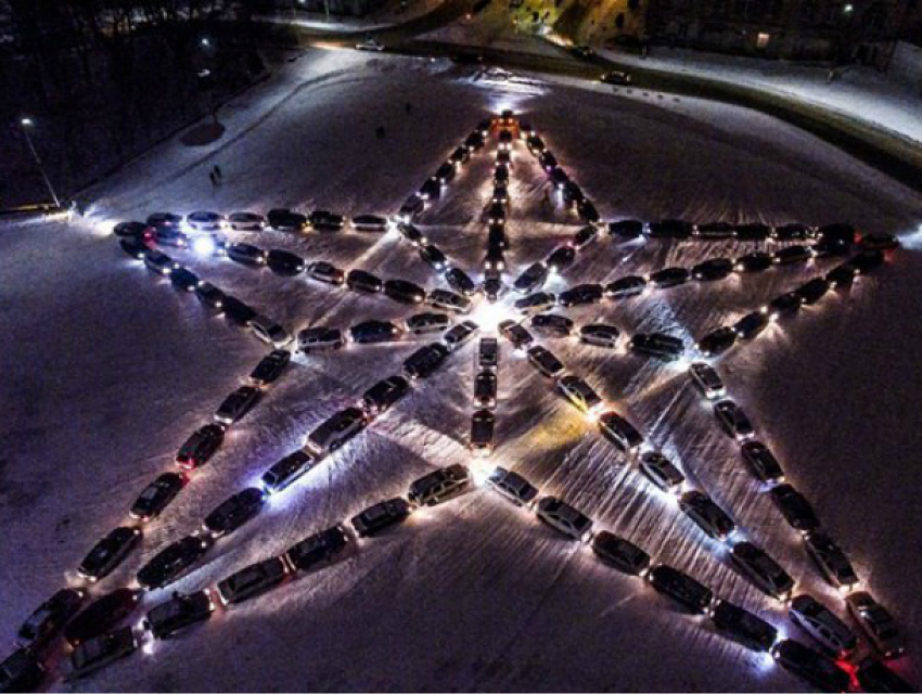 Гигантскую пятиконечную звезду из автомобилей построили в Новочеркасске