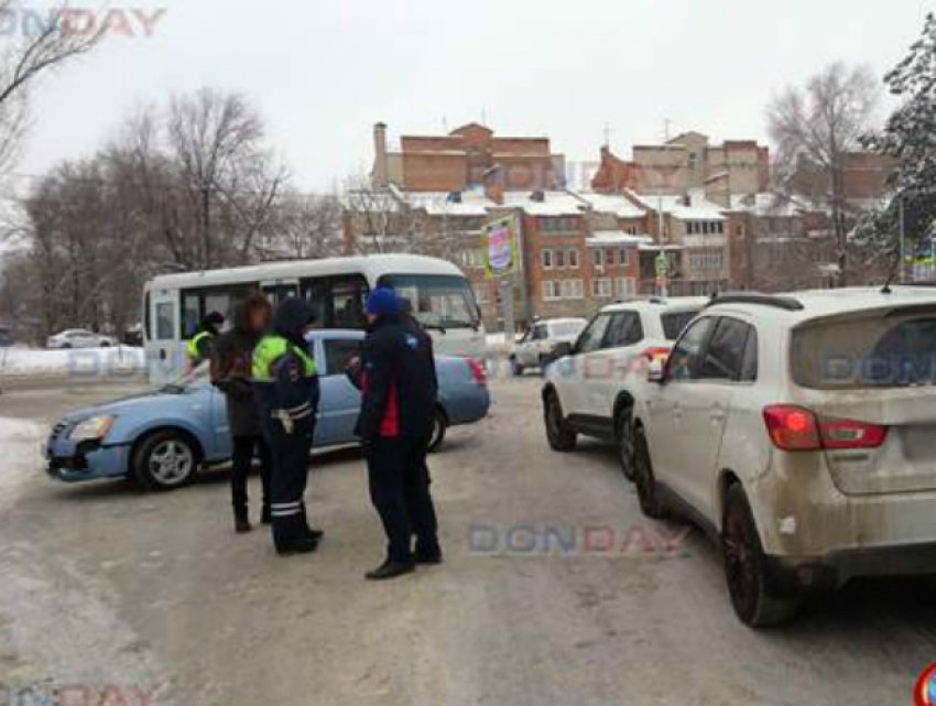 За десять минут сразу три аварии случились на скользком перекрестке в Новочеркасске