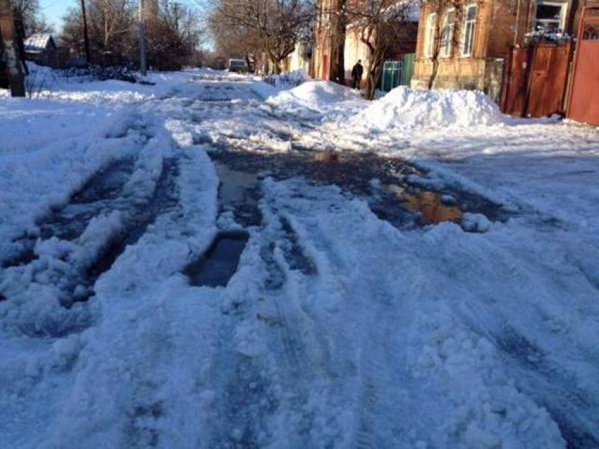 В Новочеркасске жители микрорайонов засыпали администрацию жалобами о нечищеных улицах и не посыпанных тротуарах