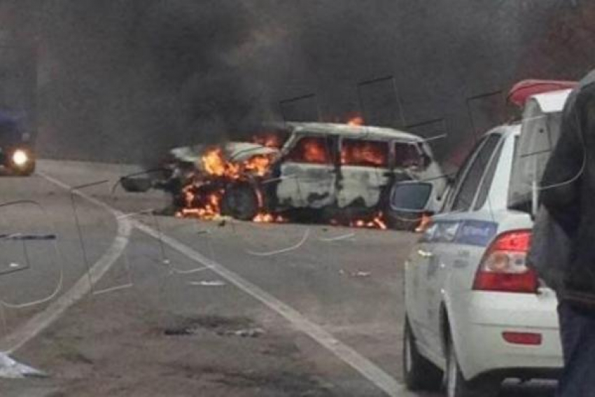 В результате ДТП в Новочеркасске загорелась машина