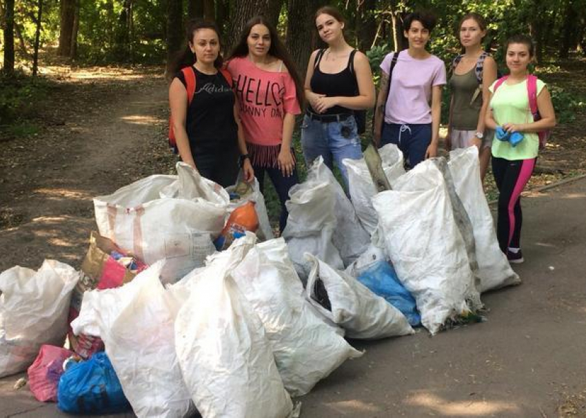 В Новочеркасске бизнес-леди организовала уборку рощи «Красная весна»