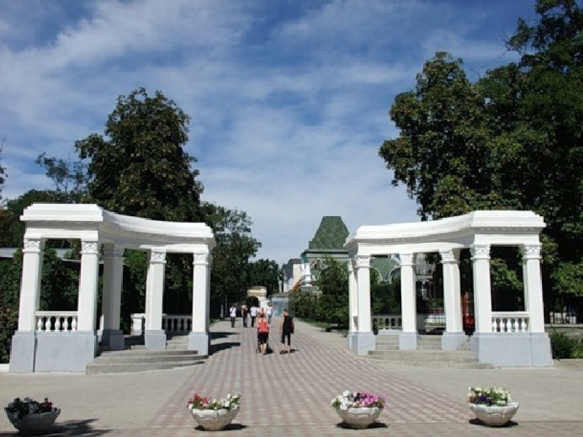Власти Новочеркасска решили разделить Александровский парк на две части