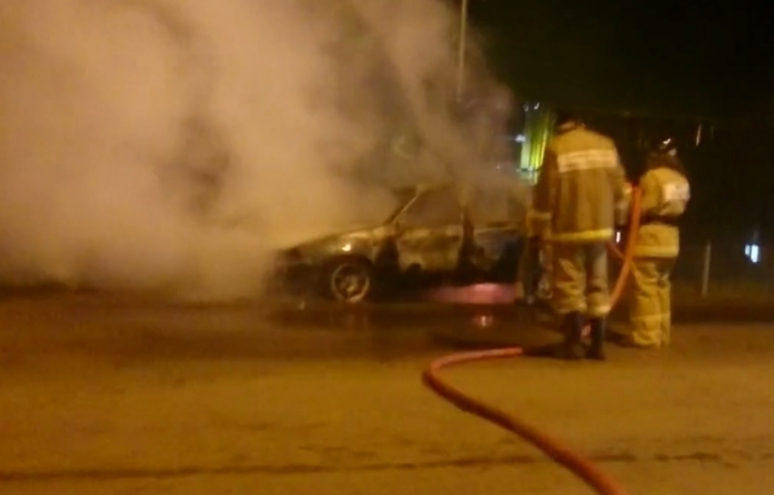 В Новочеркасске на ходу загорелся автомобиль 